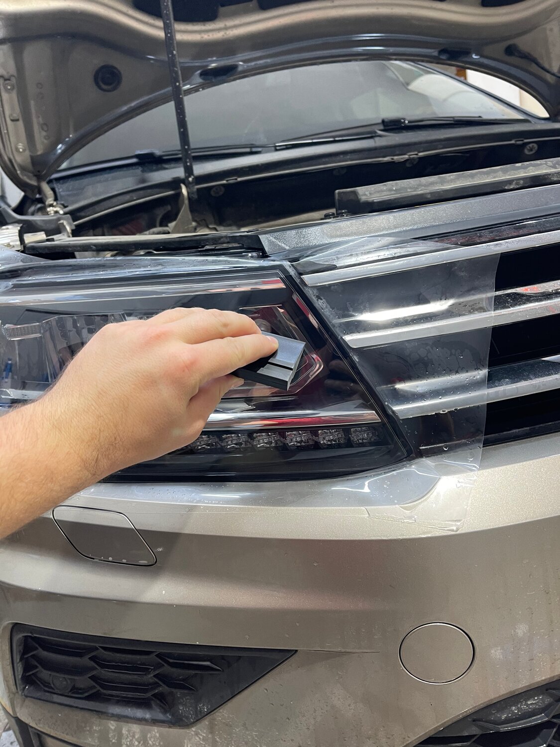 бронепленка на фары, защита пленка полоси машину, оклейка решетки vw passat cc, антигравийная пленка, оклейка автомобиля