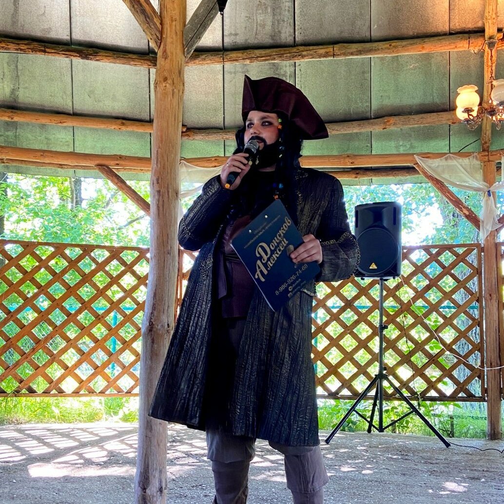 мужчина, человек, highwayman coat, говард чарльз, авантюры прантиша вырвича фильм 2019