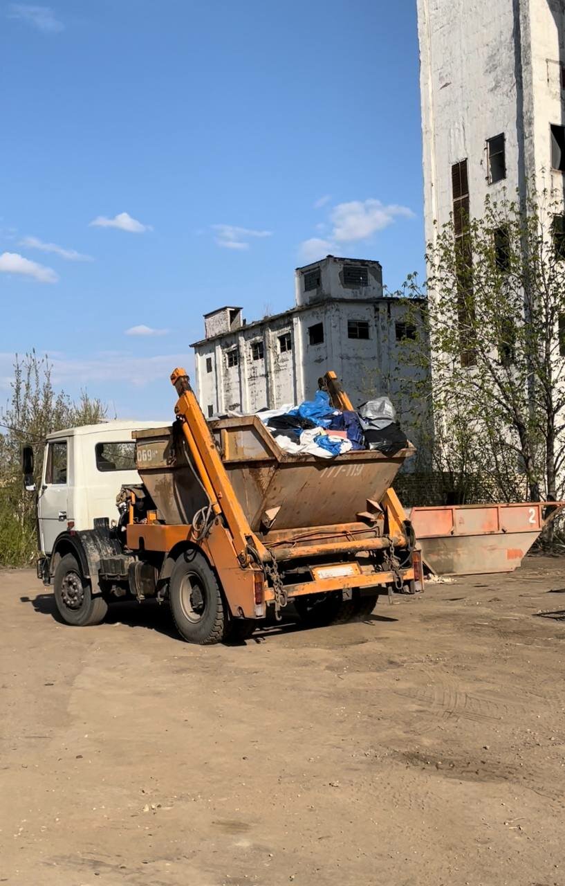 бункеровоз маз, бункеровоз камаз, маз бункеровоз вываливает мусор полигоне, погрузка строительного мусора краном, бункеровоз