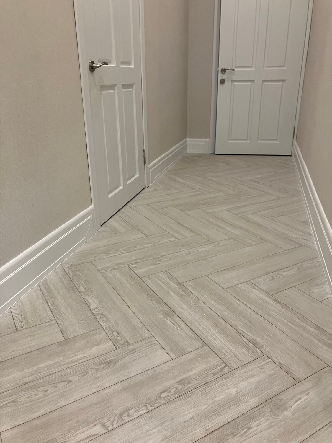 kerama marazzi плитка паркет елочкой, плитка для пола, керамогранит marazzi planet beige outdoor 15х90, плитка елочкой в прихожей, ламинат woodstyle arrow 101 дуб юми
