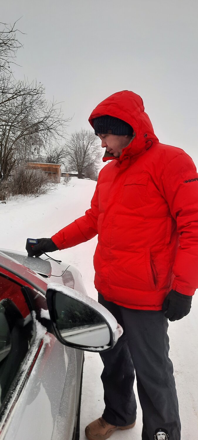 автомобиль, авто, человек, отогрев авто, осмотр автомобиля