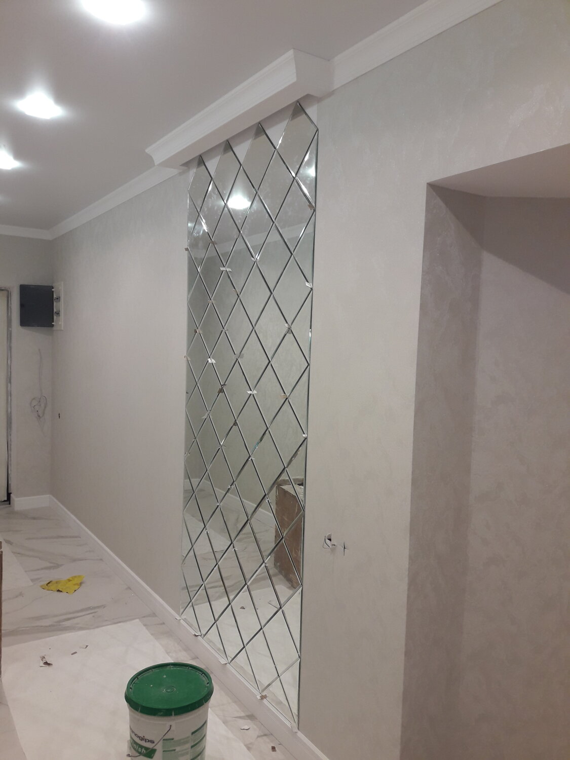 зеркальное панно на стену в прихожей, зеркальное панно в прихожей, зеркало ромбами с фацетом, панно в леруа из зеркал, зеркало ромбами в прихожей