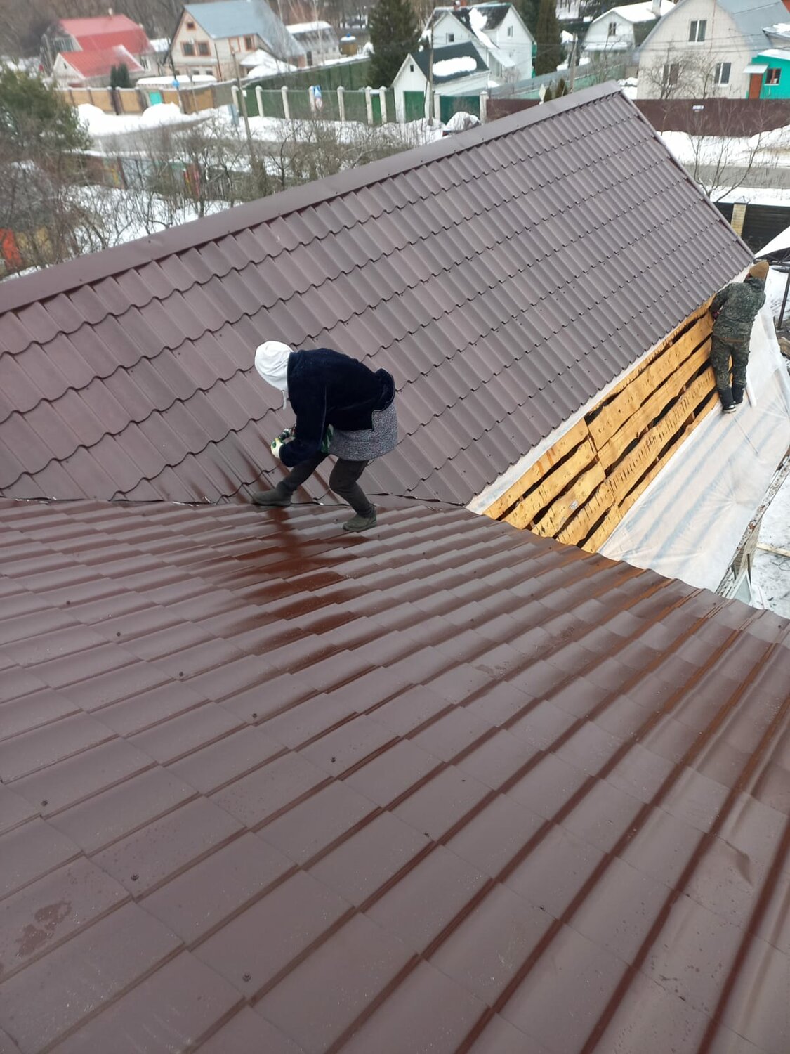 монтаж кровли, монтаж профлиста с20 на крышу, кровля крыши профнастилом, профнастил на крыше, кровля