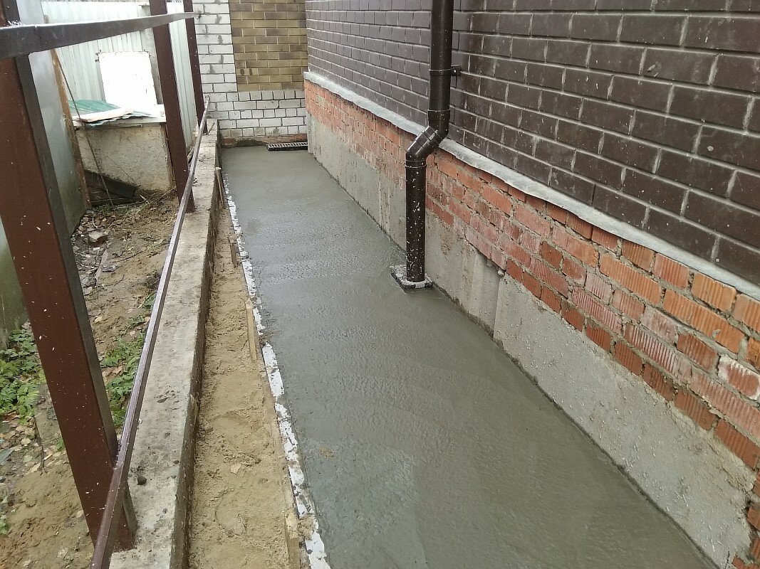 отмостка из цементно-песчаного раствора, отмостка из бетона, бетонная отмостка, железнение бетонной отмостки, заливной пол для отмостки