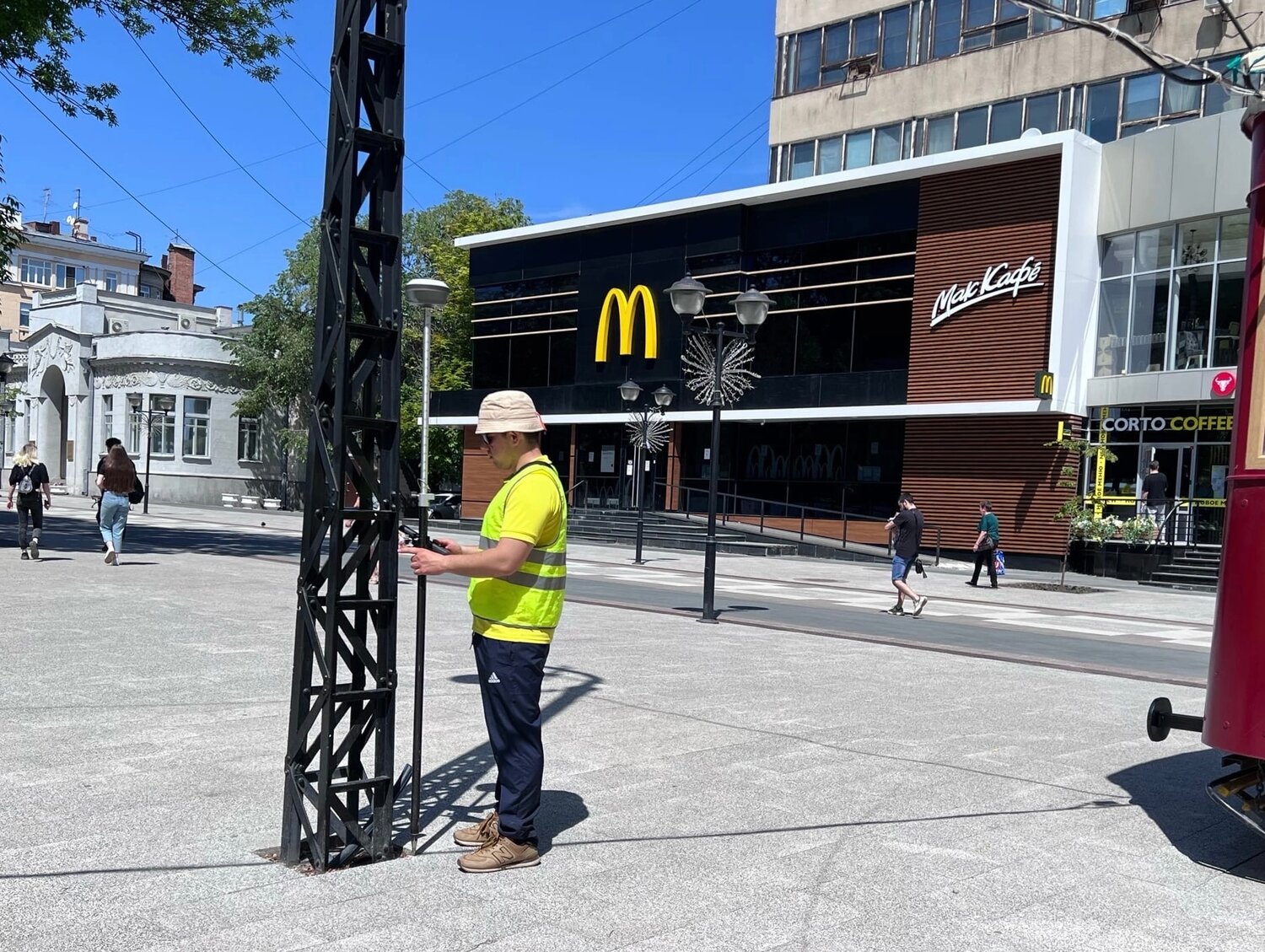 телевизор, баскетбольная площадка, реклама в берлине, улица, велопарковка