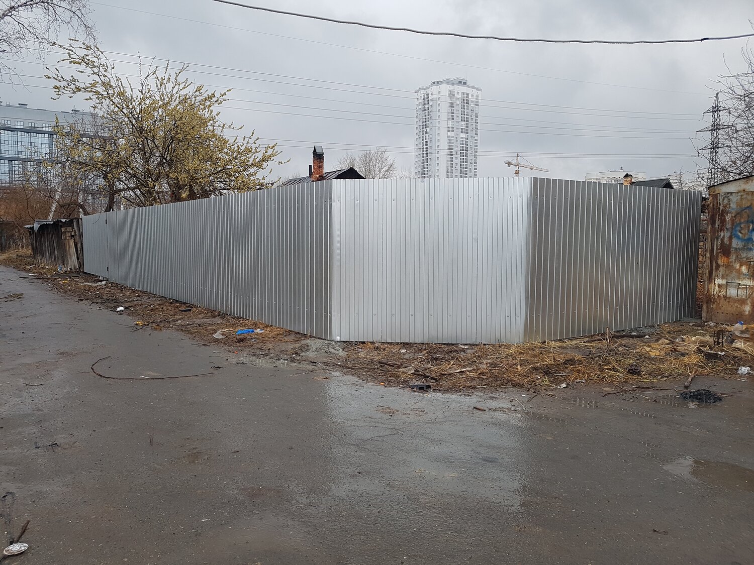 забор, некачественный профнастил забор, профнастил забор, забор из профнастила, забор строительный