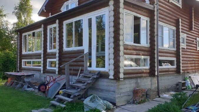 белые окна в деревянном доме, застекленная терраса, бревно дом, окна в деревянном доме, остекление веранды