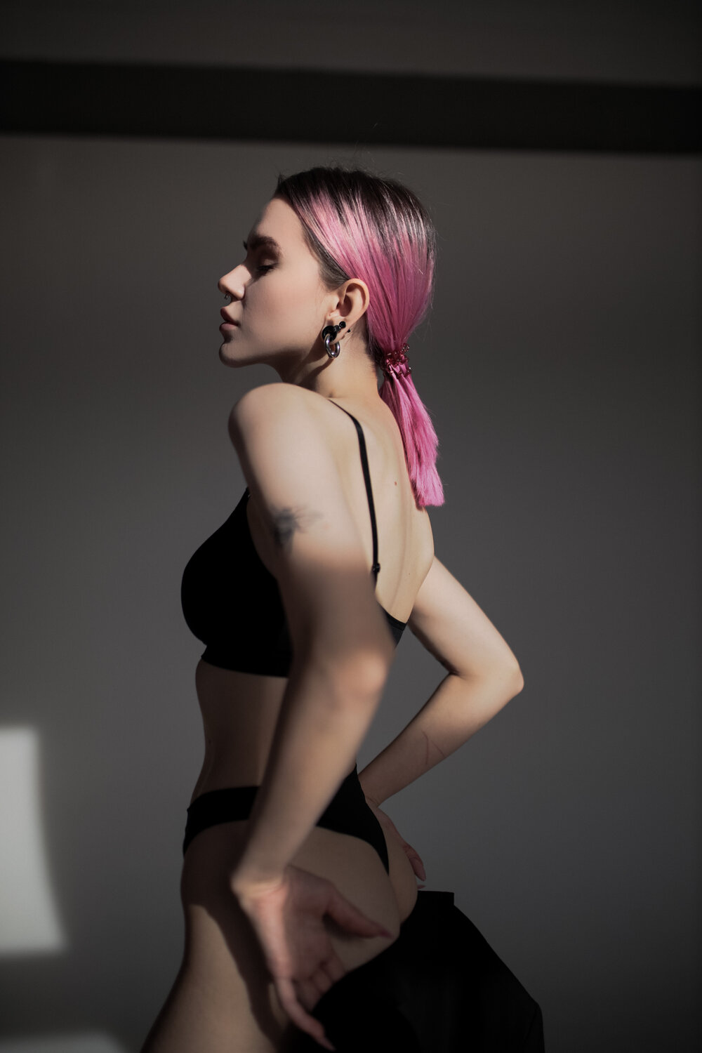 Қара адамдармен жетілген порно видео