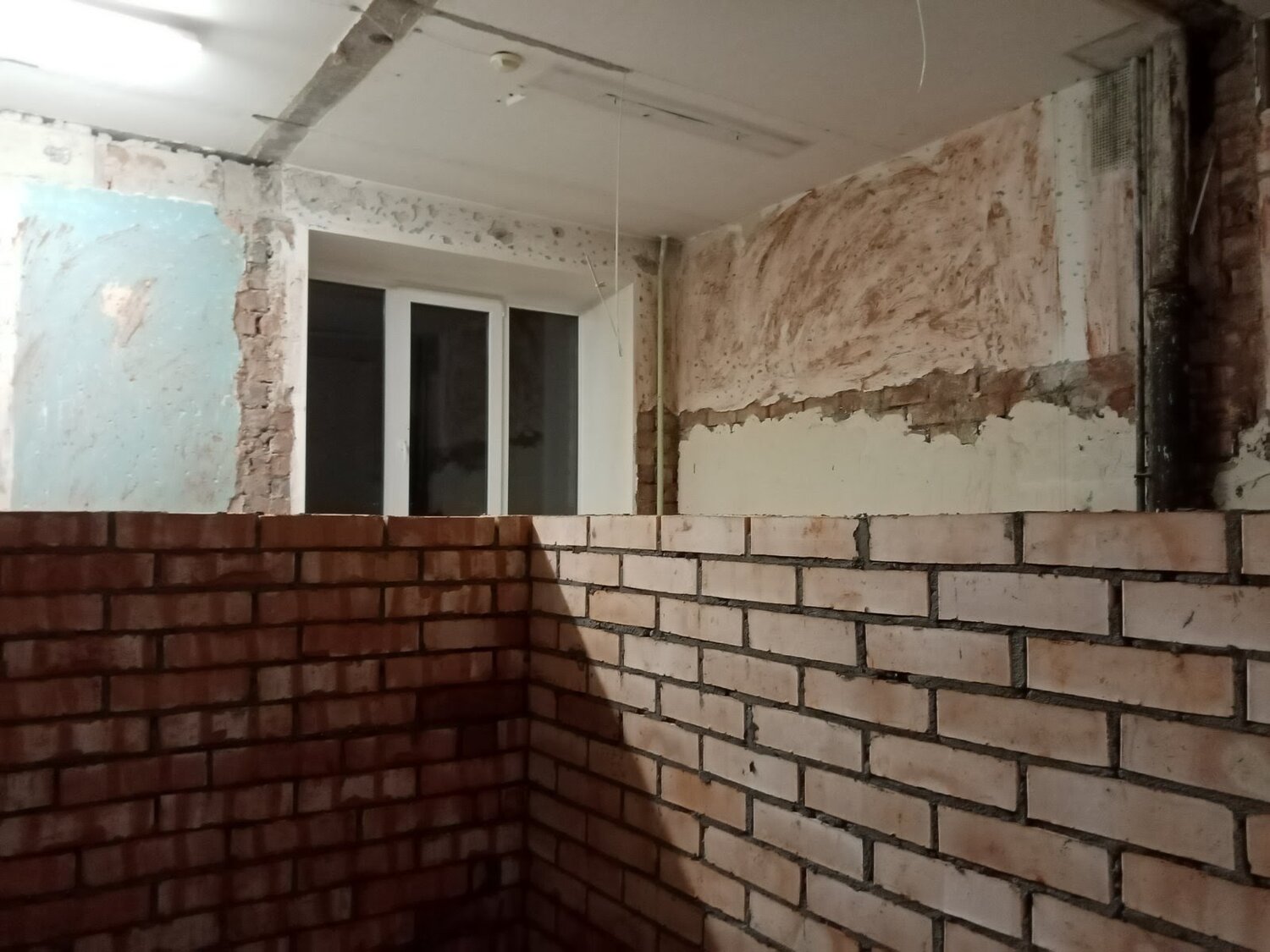 внутренние перегородки из кирпича в доме, кладка кирпича, кирпичная перегородка, кладка перегородок из кирпича, кирпичная кладка