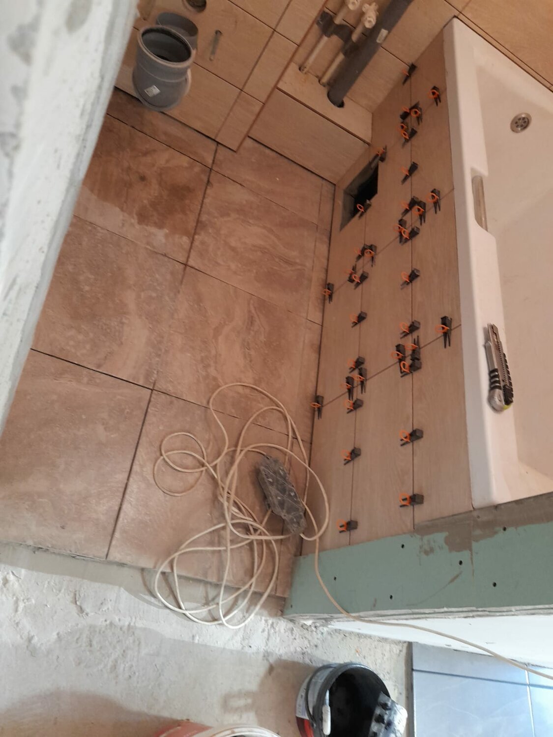 для укладки плитки, кладка плитки, укладка плитки в ванной, выравнивание плитки