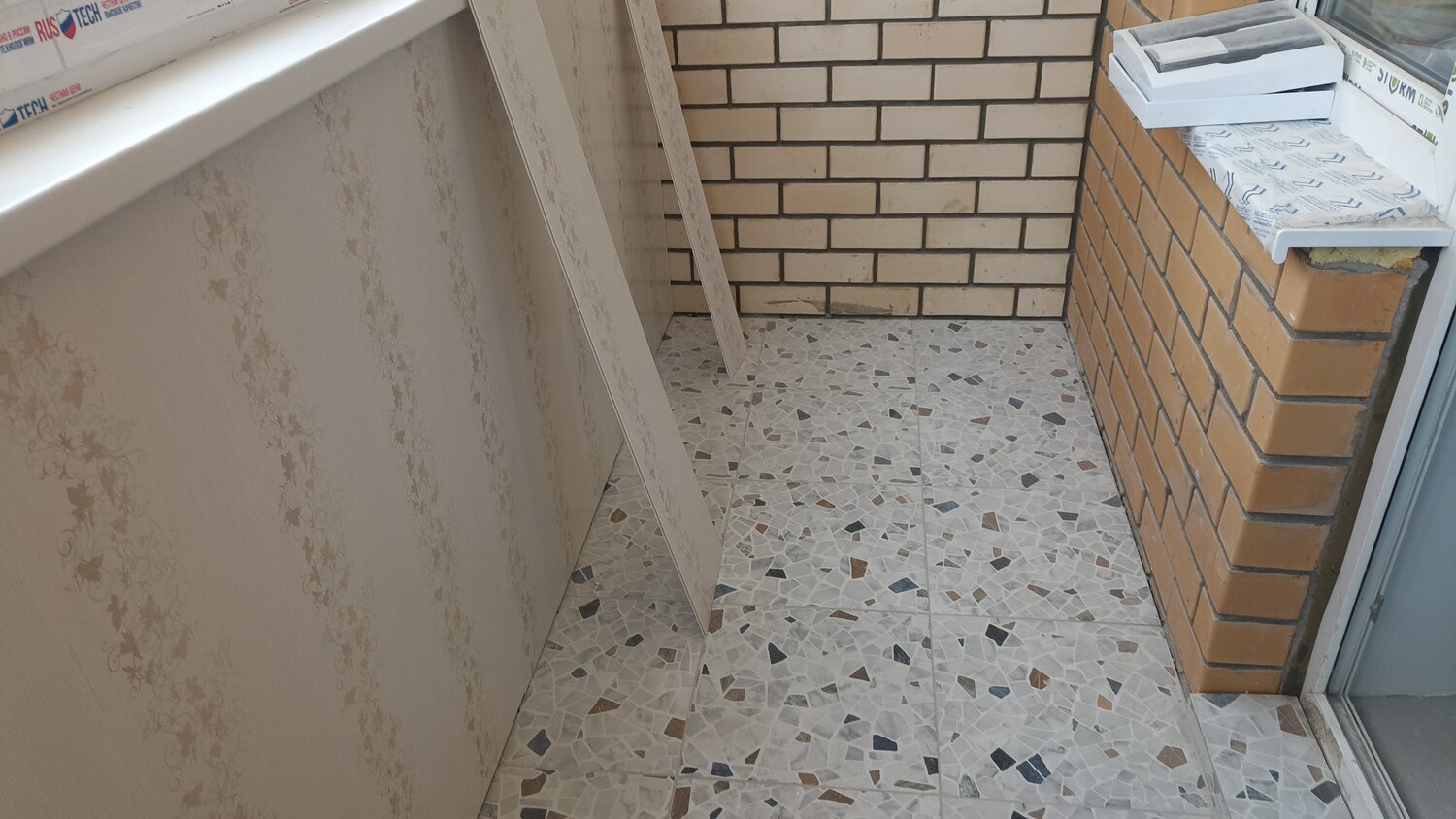 отделка балкона плиткой, отделка балконов и лоджий, отделка балкона, примеры отделки балкона, отделка лоджии