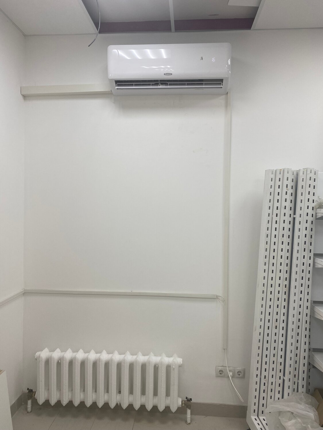 установленный кондиционер, кондиционер установка, монтаж кондиционера, кондиционер, кондиционер настенный