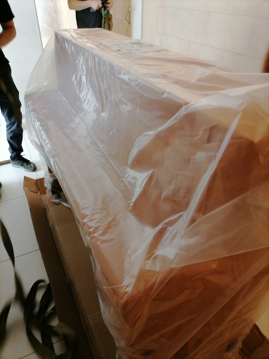упаковка мебели, упаковка дивана, упаковка мебели перед ремонтом, упаковка, вещи в квартире