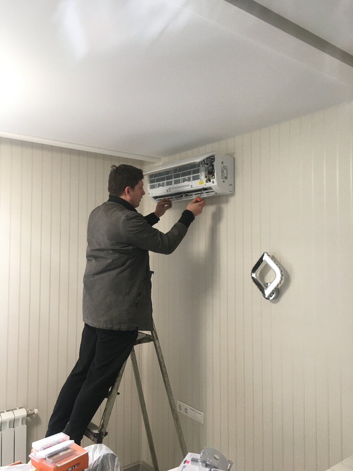 монтаж кондиционера, установленный кондиционер, монтаж внутреннего блока кондиционера, кондиционер, стандартный монтаж кондиционера