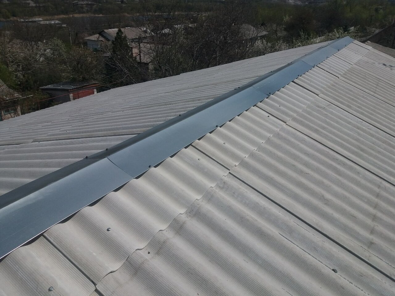шиферная кровля для ангара, конек на шиферную крышу, кровля из шифера, крыша шифер, стык шифера на крыше