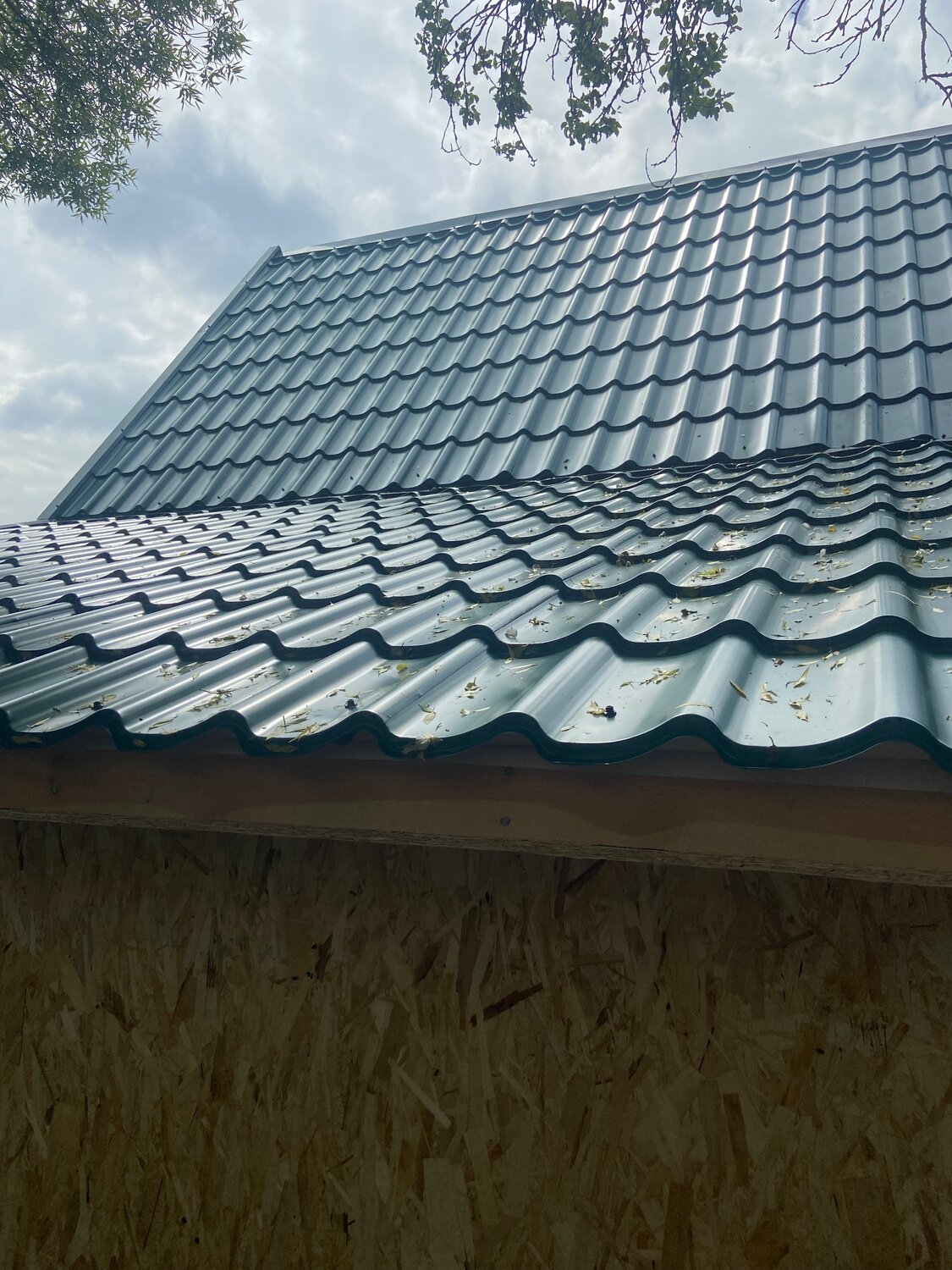 Монтаж кровли из металлочерепицы