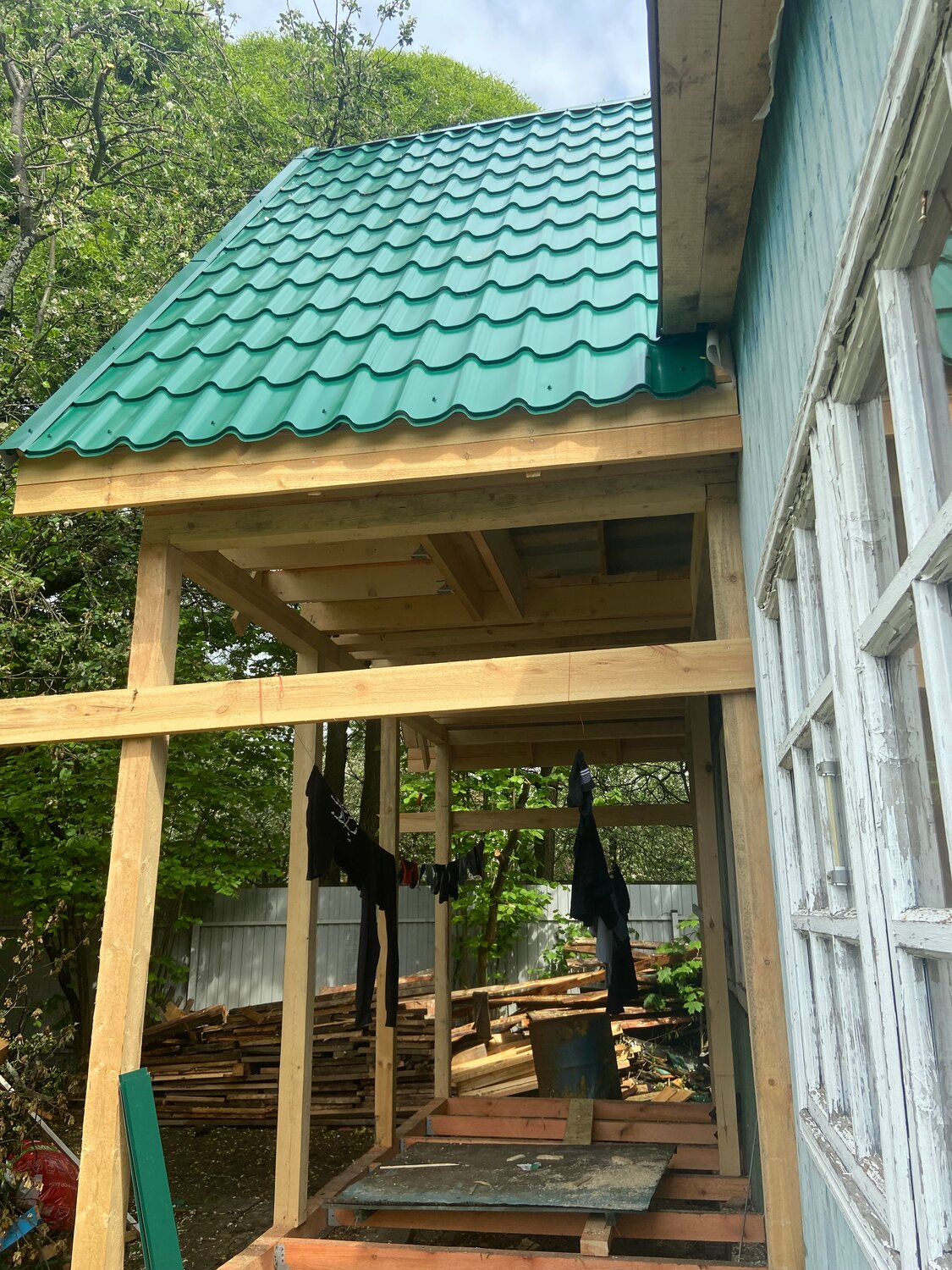 Монтаж кровли из металлочерепицы