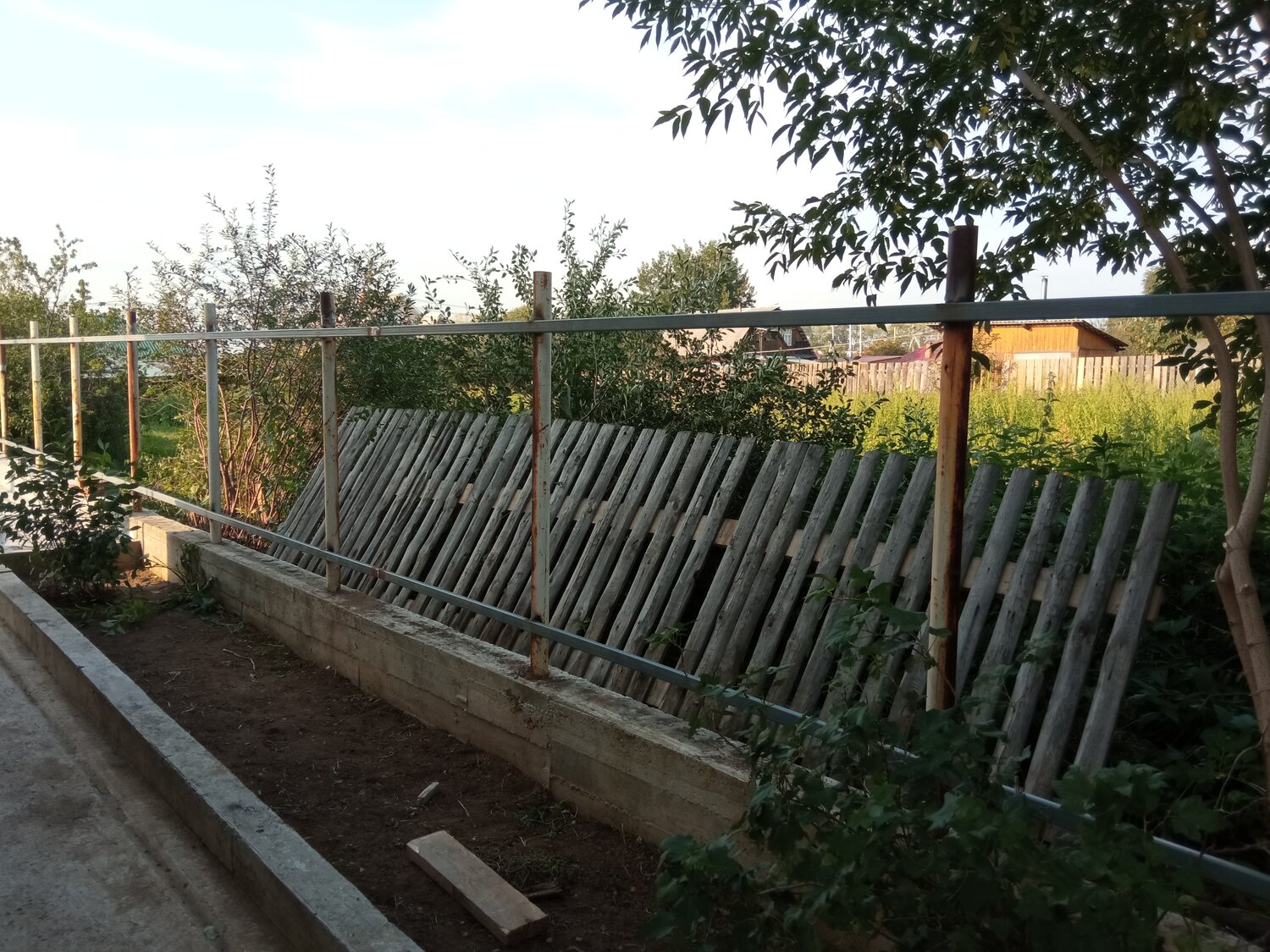 забор, забор на дачном участке, забор на даче, каркас забора, фундамент забора