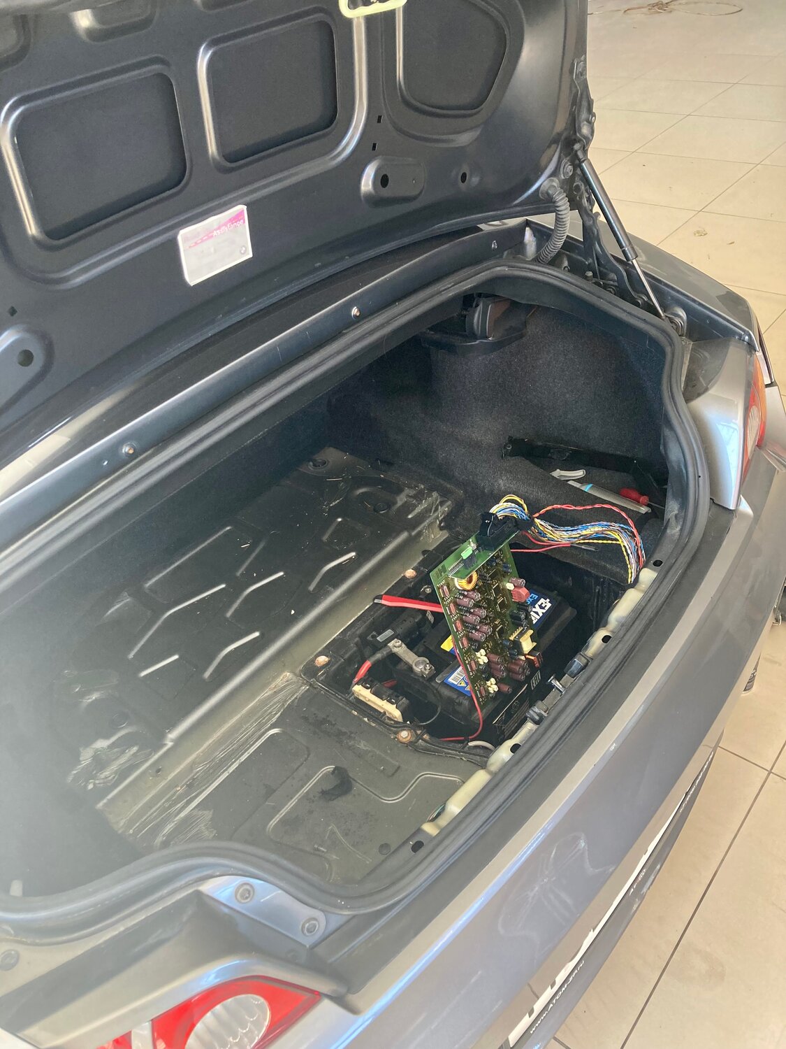 bmw f10 багажник, bmw f10 subwoofer, bmw f10 багажник аккумулятор, сабвуфер bmw f10, электропривод багажника audi a6 2016
