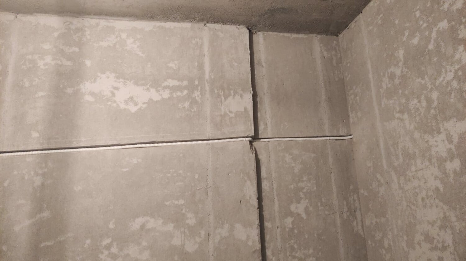 плитка, укладка плитки, укладка плитки в ванной, треснула плитка на стене в ванной, керамогранит на стену