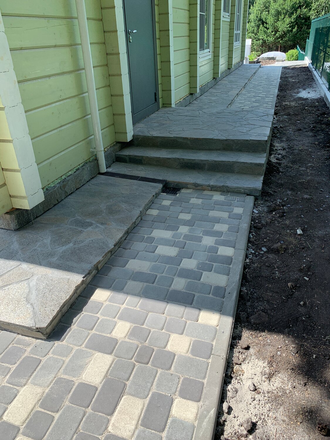 тротуарная плитка брусчатка, тротуарная плитка перед домом, отмостка из брусчатки, укладка брусчатки, тротуарная плитка