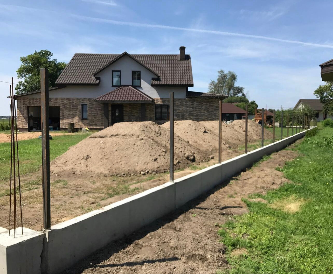фундамент под забор, фундамент для забора, ленточный фундамент под забор, монолитный забор, фундамент забора подпорная стена