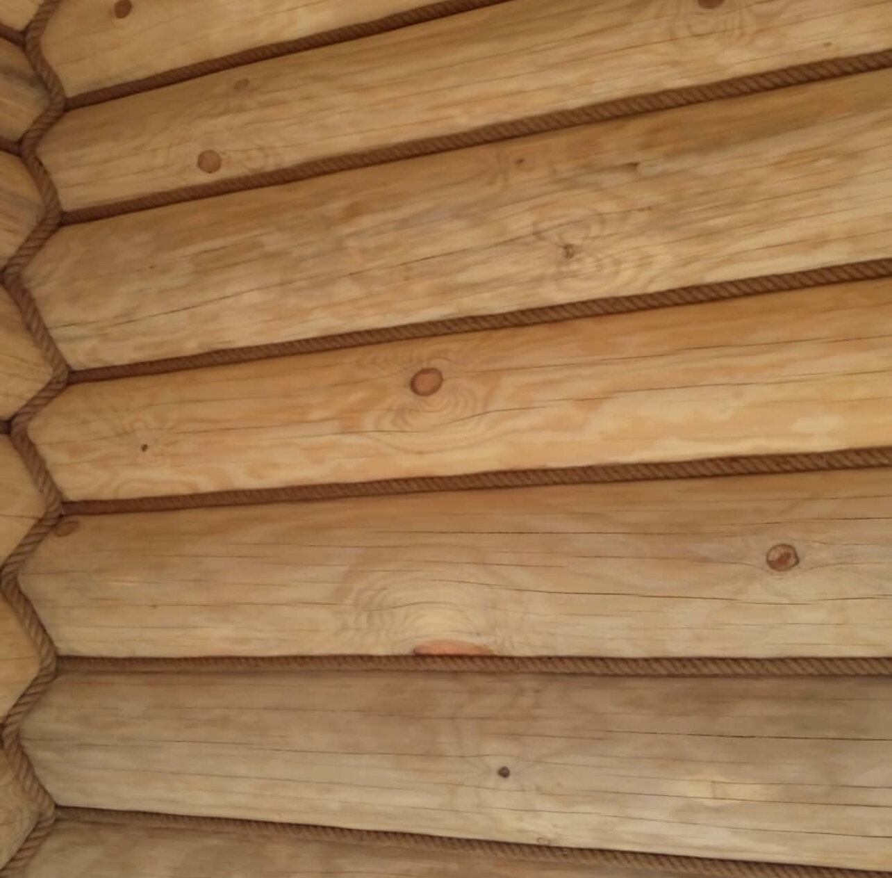 конопатка сруба, отделка сруба, конопатка оцилиндрованного бревна, деревянный сруб, конопатка швов в деревянном доме