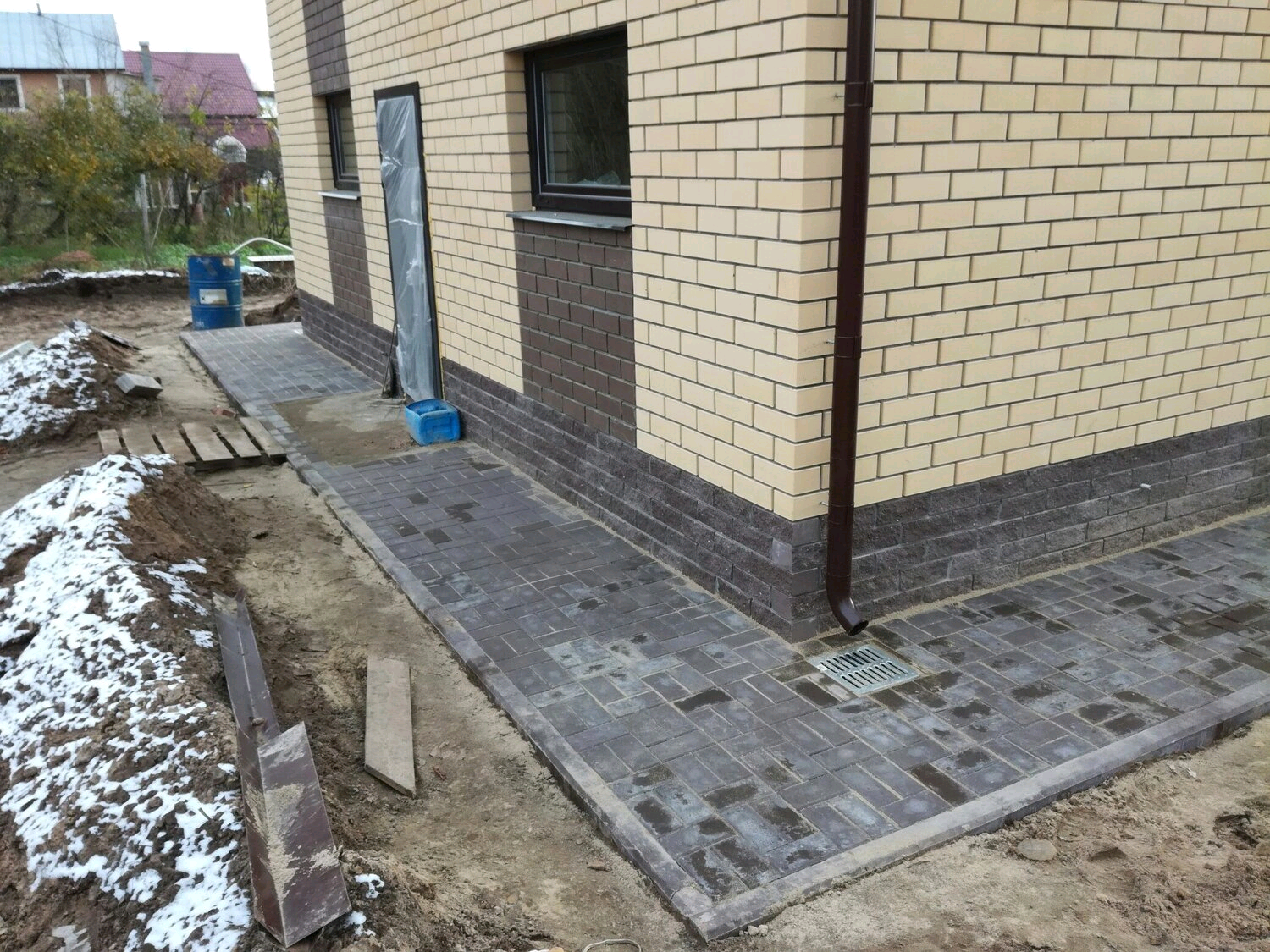 отмостка, отмостка дома, отмостка из плитки вокруг дома, отмостка вокруг дома, отмостка из брусчатки