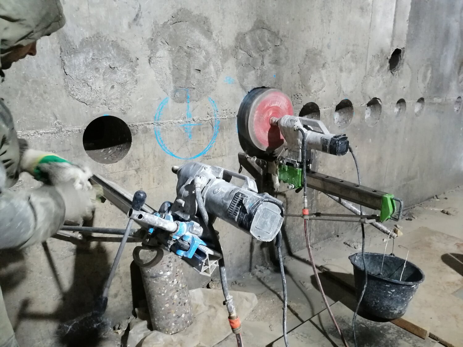 алмазное сверление, алмазное бурение, алмазное бурение отверстий, алмазное бурение бетона, сверление отверстий в бетоне