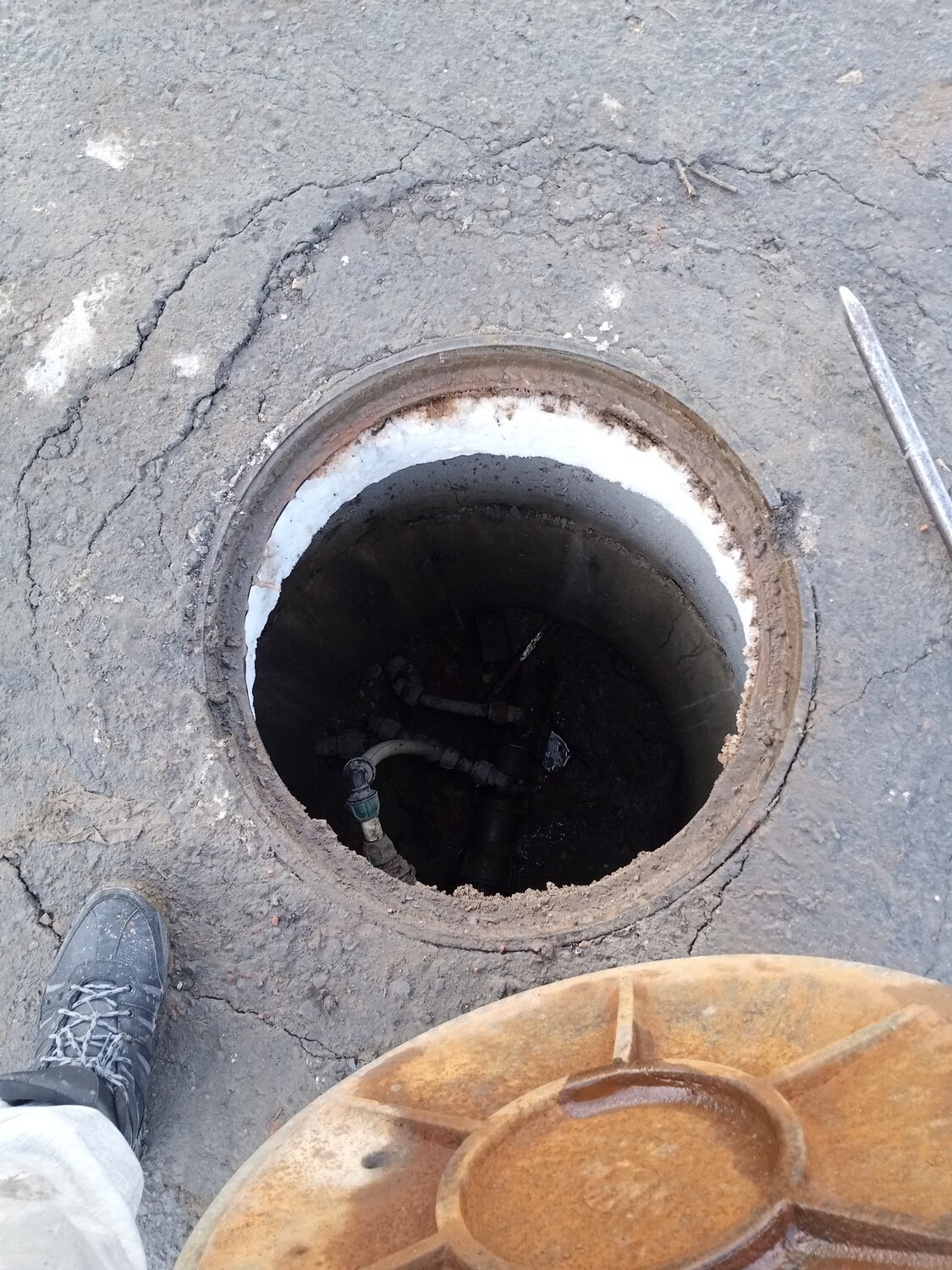 колодец канализации, водопровод из колодца, колодец, углубление колодца, дно колодца