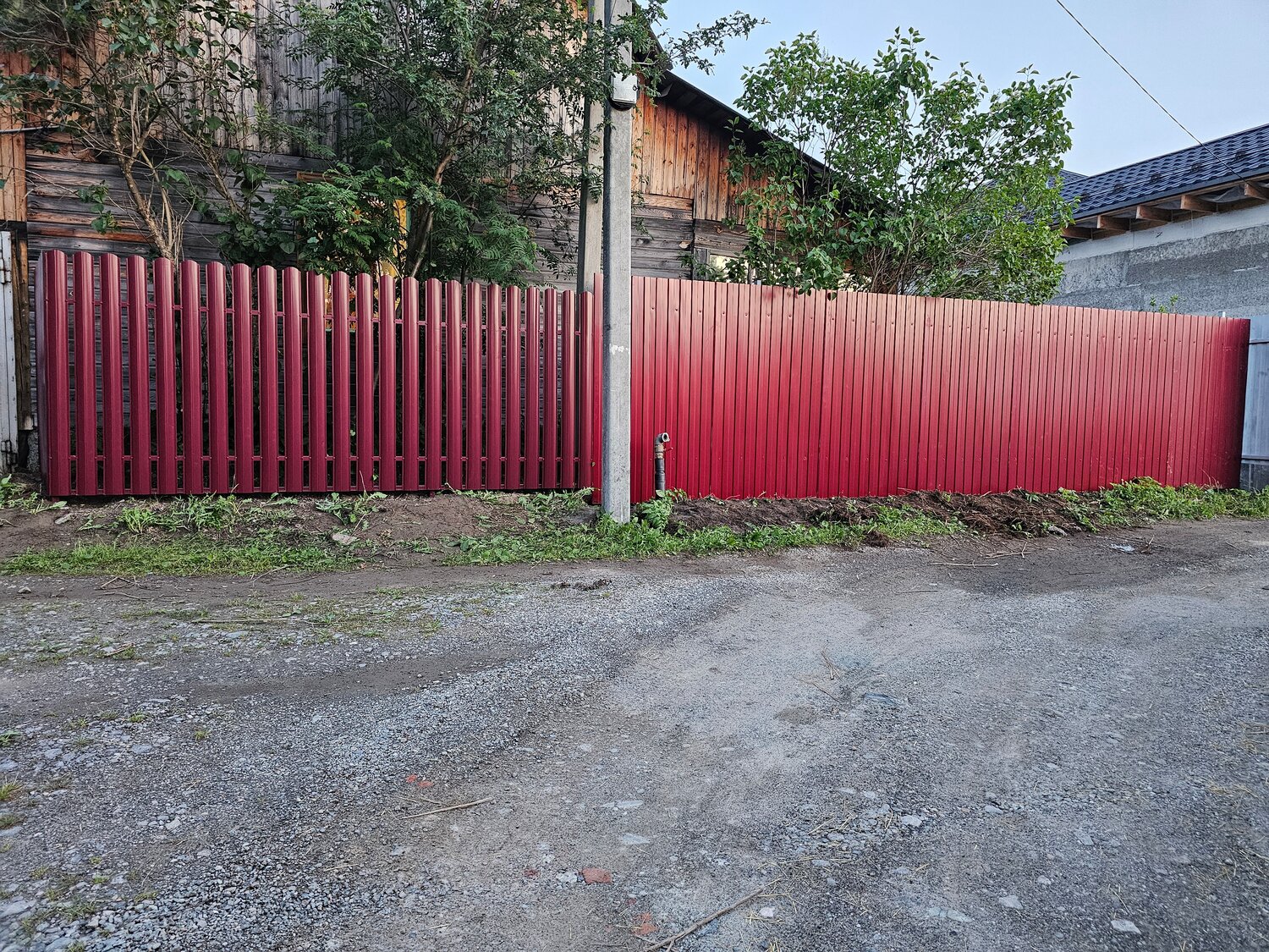 красный профнастил забор, профлист забор, забор из профнастила, забор из профлиста, профнастил забор