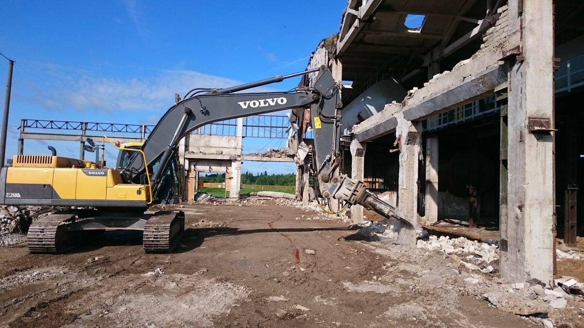 экскаватор volvo, volvo ec 300 dl, демонтаж здания, снос здания, демонтаж зданий и сооружений