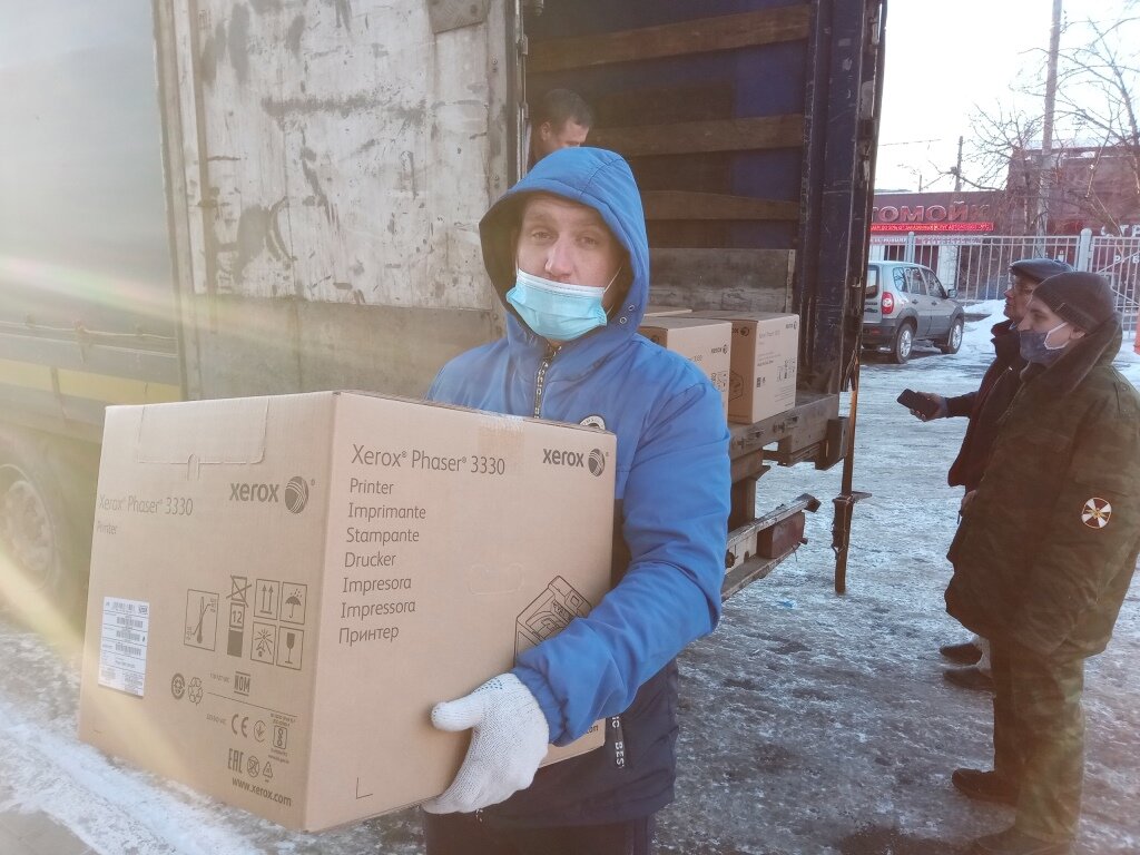 человек, люди, подарок, благотворительная акция уборка снега, благотворительные фонды