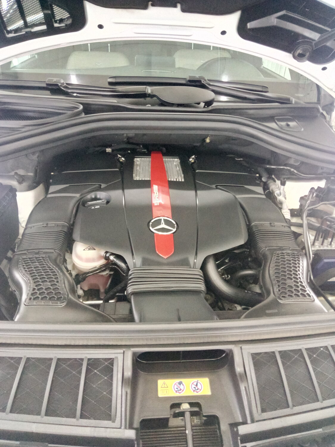 мерседес gle 43 coupe под капотом, mercedes-benz gle, мерседес gle coupe 43 amg подкапотное пространство, двигатель gle amg 43, моторный отсек мерседес gl350