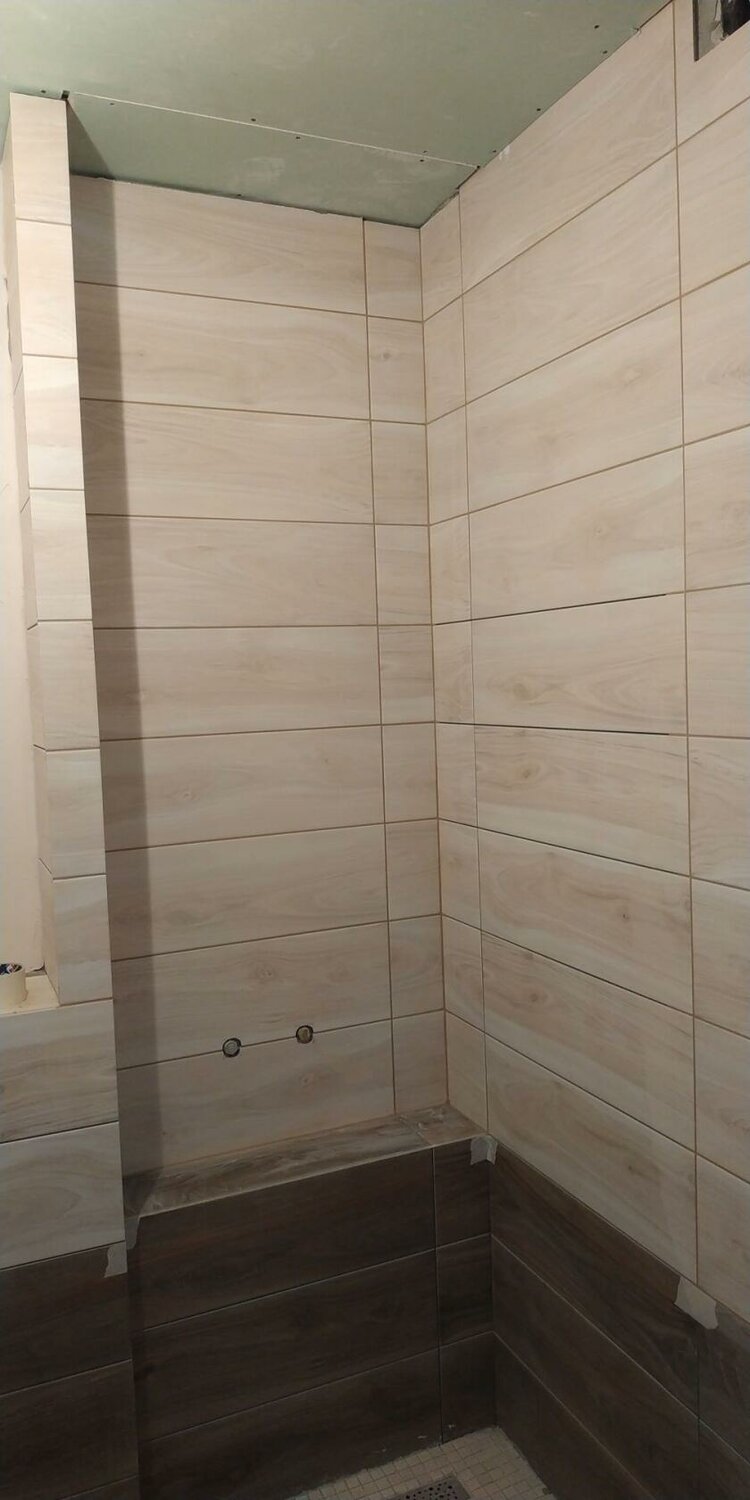укладка плитки, укладка кафеля, плитка в ванную под дерево уложенная горизонтально, отделка плиткой, плитка в ванную