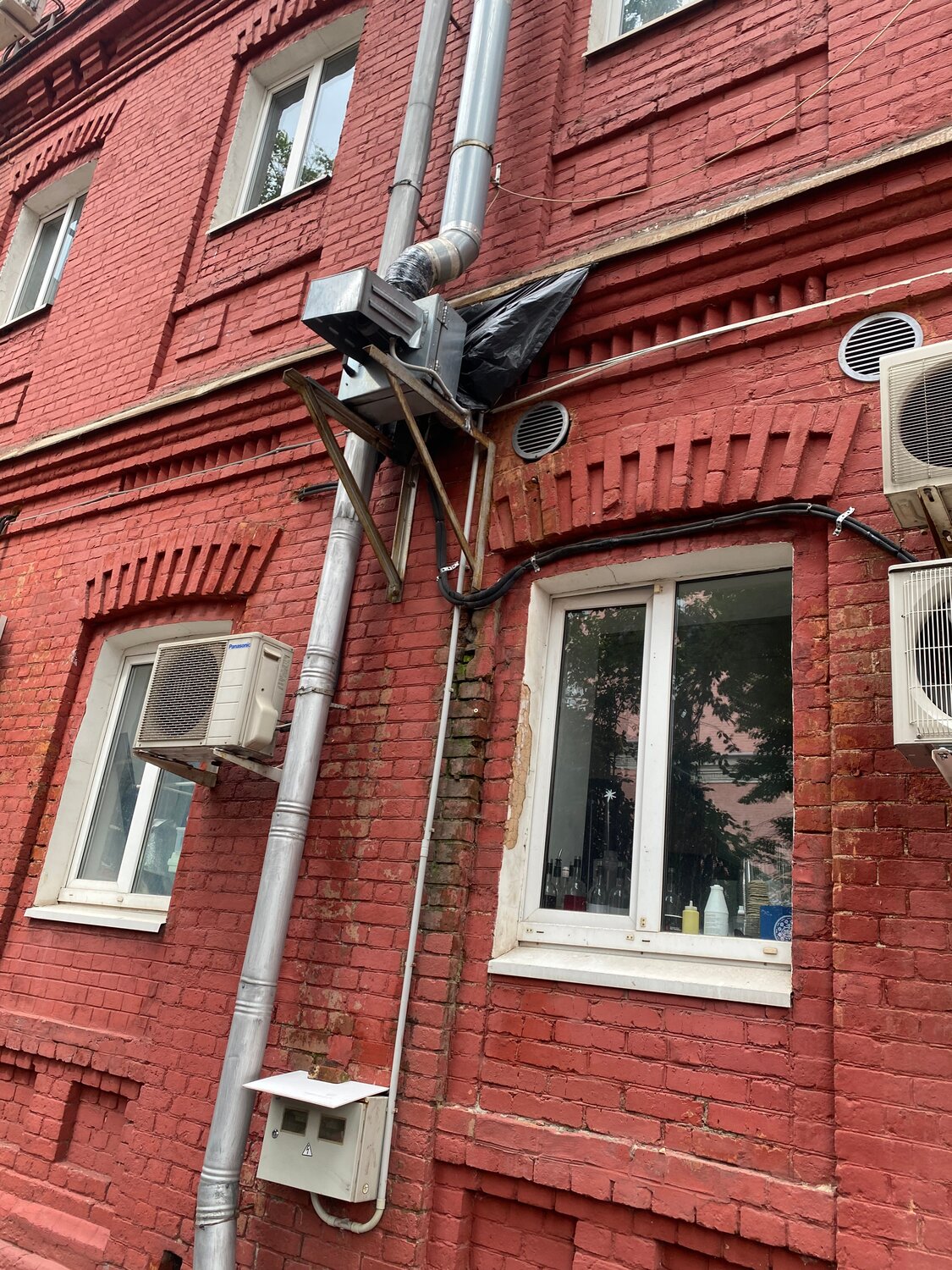 здание, трубная улица, 32с4, кондиционер на фасаде, дом, кондиционер на доме