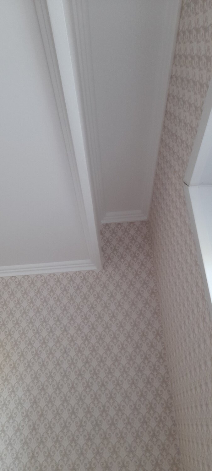 потолочный плинтус в интерьере, потолочный карниз из гипсокартона, натяжной потолок с нишей для штор, карниз из гипсокартона для штор, потолочная ниша