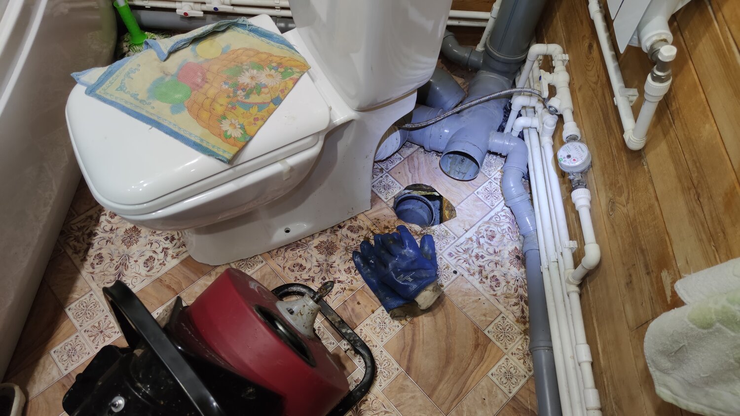 унитаз в частном доме, монтаж сололифта, сололифт, монтаж унитаза, подводка канализации к унитазу в частном доме