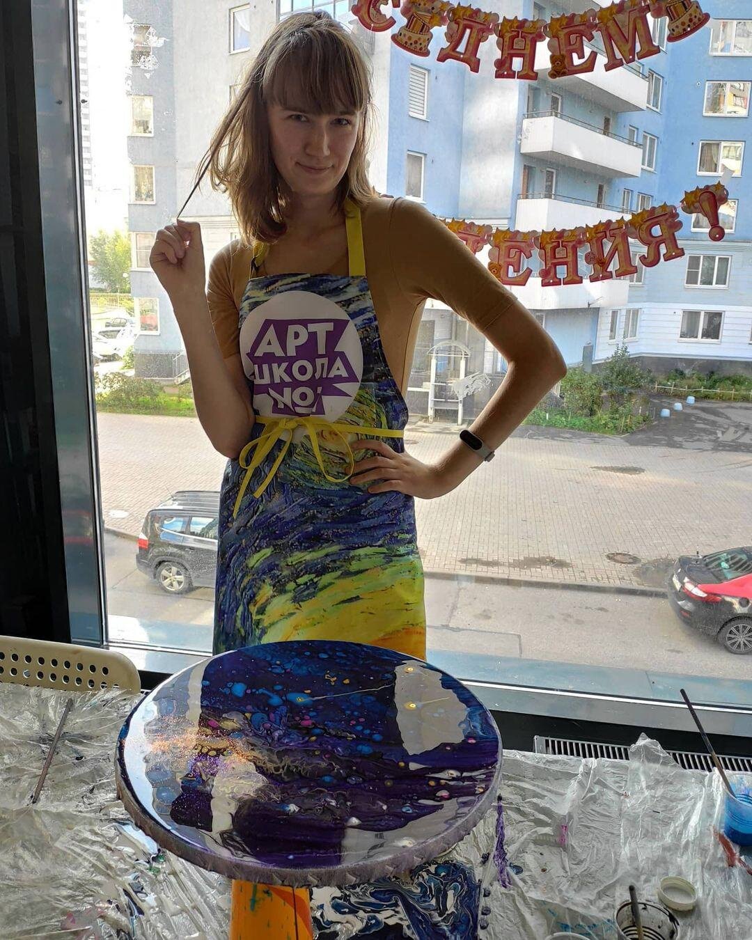 человек, девочка, в школе, платье из фантиков, колхозные платья на выпускной
