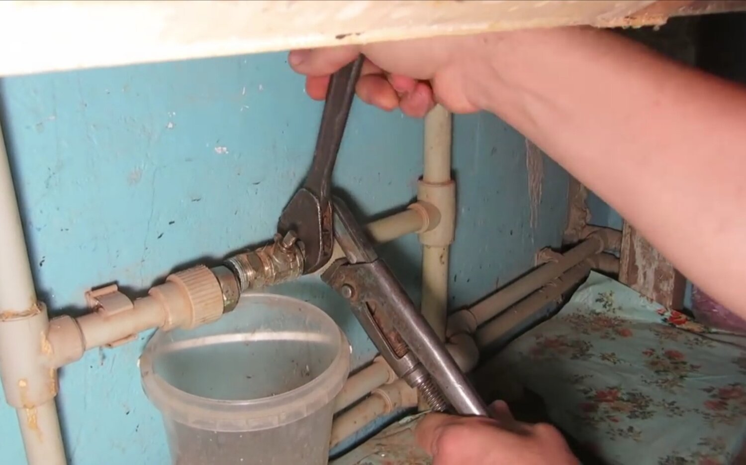 металлические трубы для отопления, трубы для водоснабжения, водопроводные трубы, соединение стальной трубы с полипропиленовой 110, стояк водоснабжения