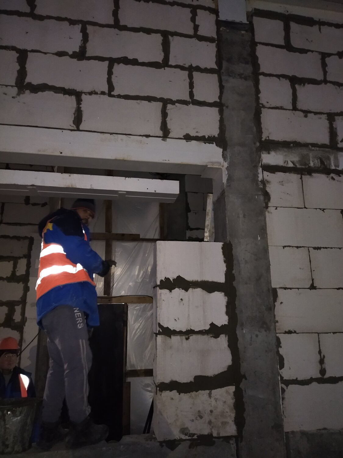 каменщик газобетон, монтаж окна из газобетона, строительство, на стройке, газобетонные блоки