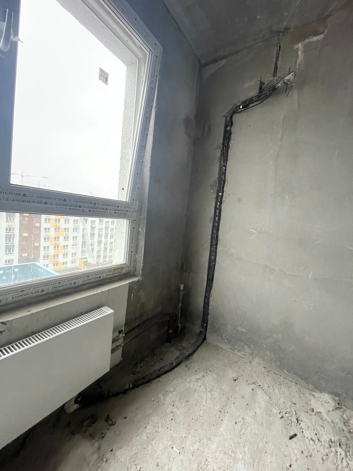 трасса под кондиционер, прокладка трассы для кондиционера, трасса кондиционера через балкон, штробление трассы под кондиционер, прокладка трассы кондиционера через лоджию