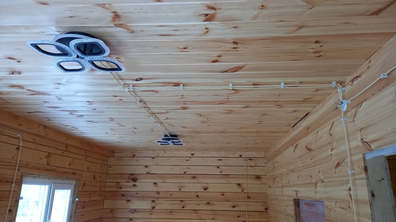 электрика в деревянном доме, проводка в деревянном доме, электропроводка в деревянном доме, электромонтаж в деревянном доме, потолок в деревянном доме