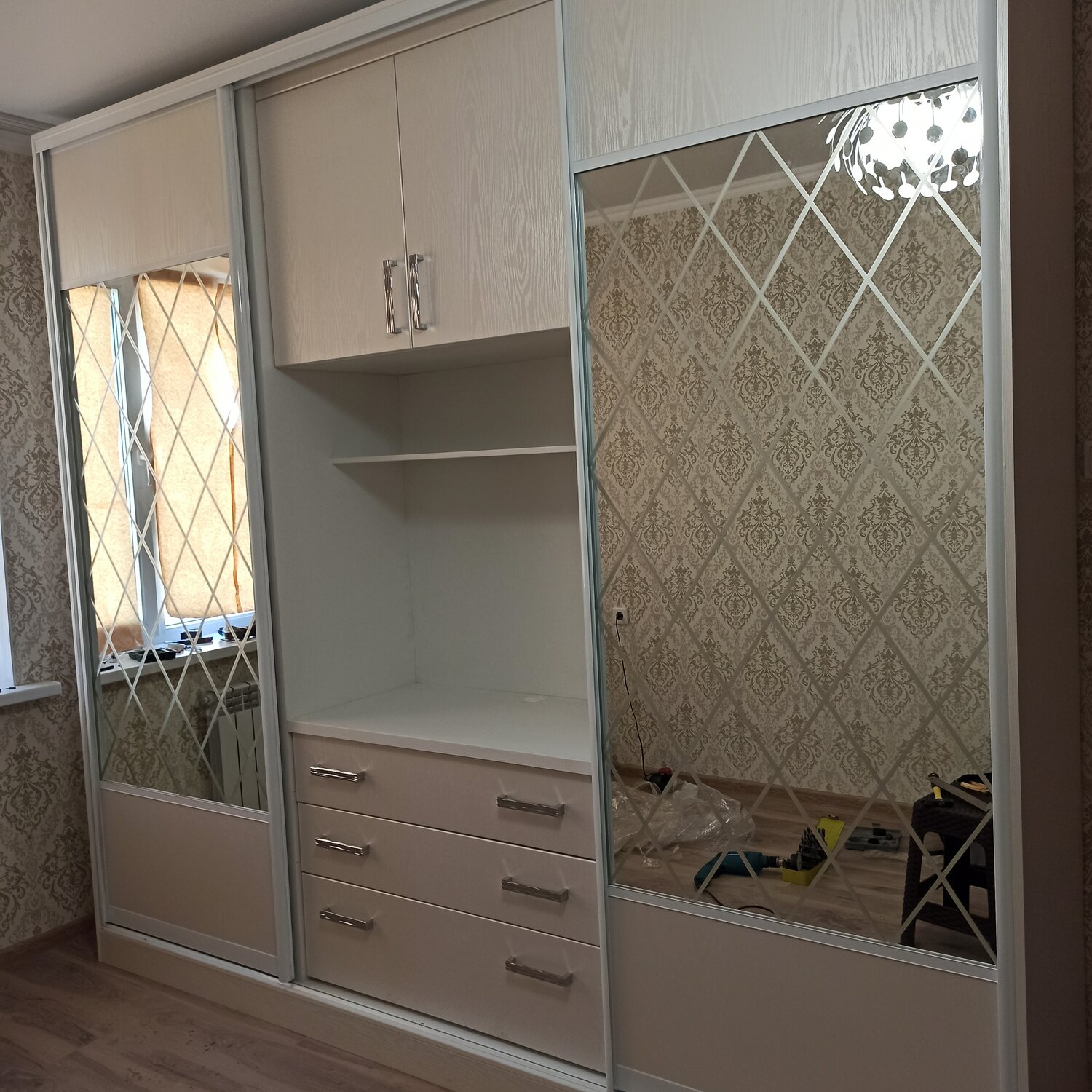 шкаф купе со вставками, встроенный шкаф купе, шкаф купе с горизонтальными вставками, шкаф купе, белый шкаф купе с кожаной вставкой