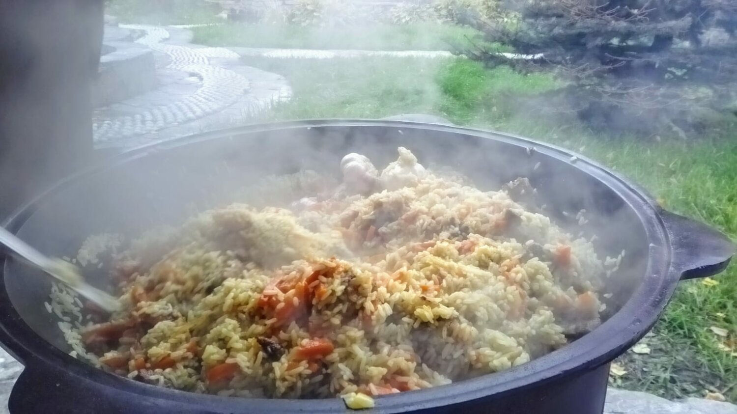 плова, узбекский плов в казане на костре, плов на костре, плов настоящий, готовим плов
