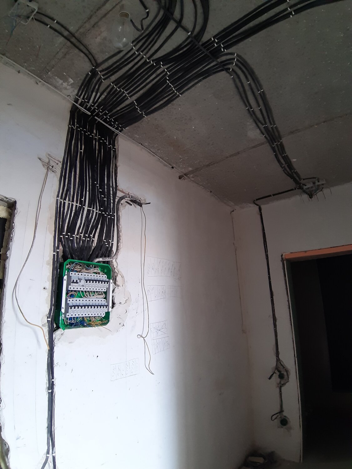 монтаж электропроводки, электропроводка в доме, прокладка электропроводки в квартире, разводка электрики, проводка в квартире