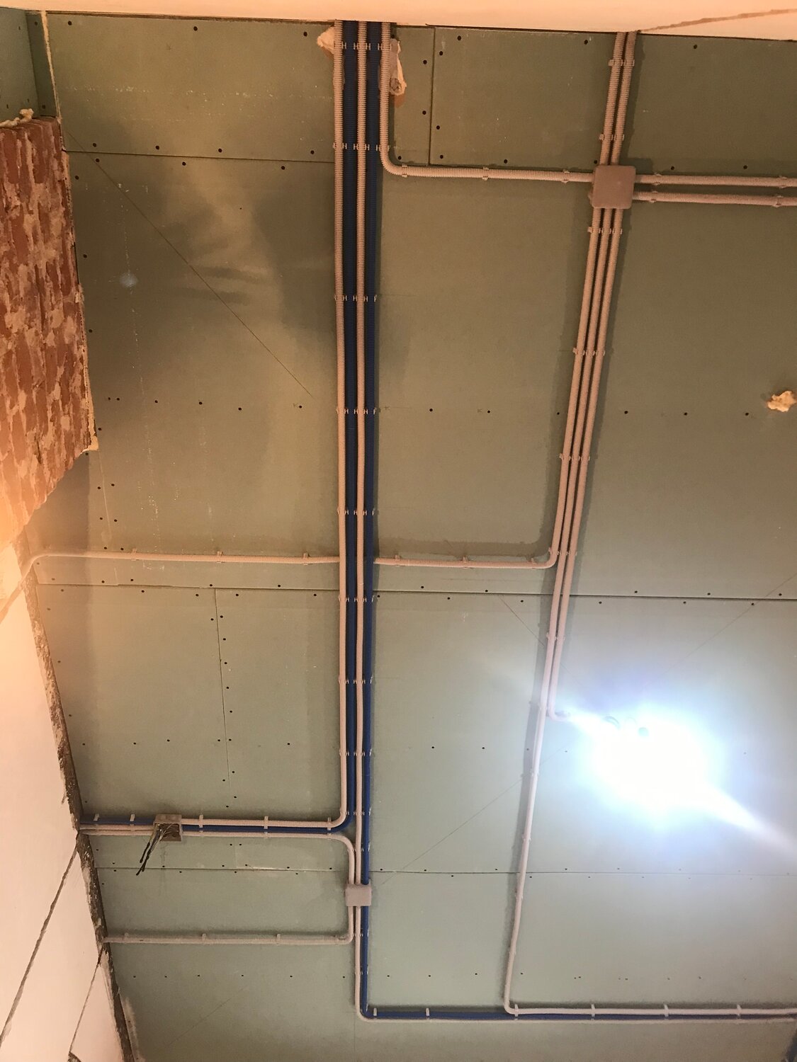 монтаж электрики, электромонтажные работы, укладка плитки на гипсокартон, плитка на гипсокартон в ванной, труба металлическая для внешней электропроводки