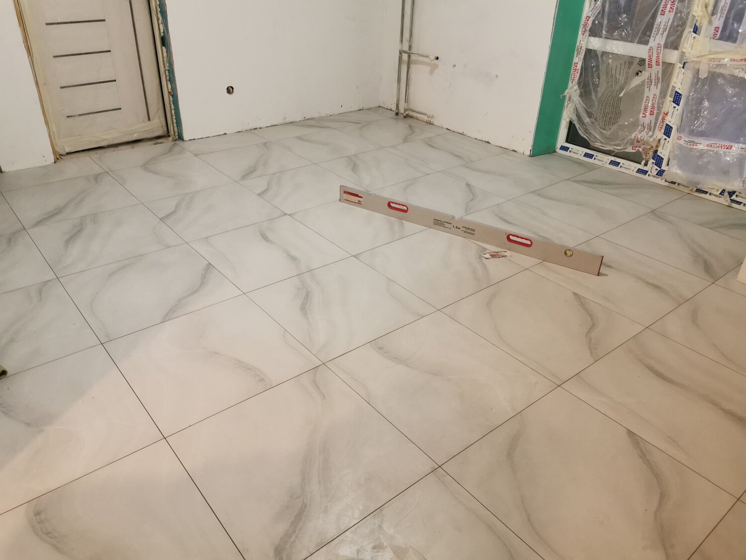 укладка плитки на пол, укладка плитки, укладка фанеры на пол, укладка плитки со смещением, укладка фанеры под паркет