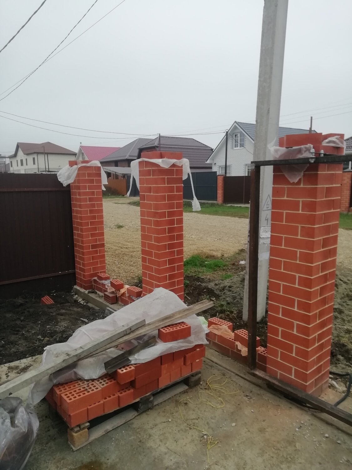 кирпичные столбы для забора, кирпичные столбы, столбы из кирпича, кирпичный забор, колонна из кирпича 380х380