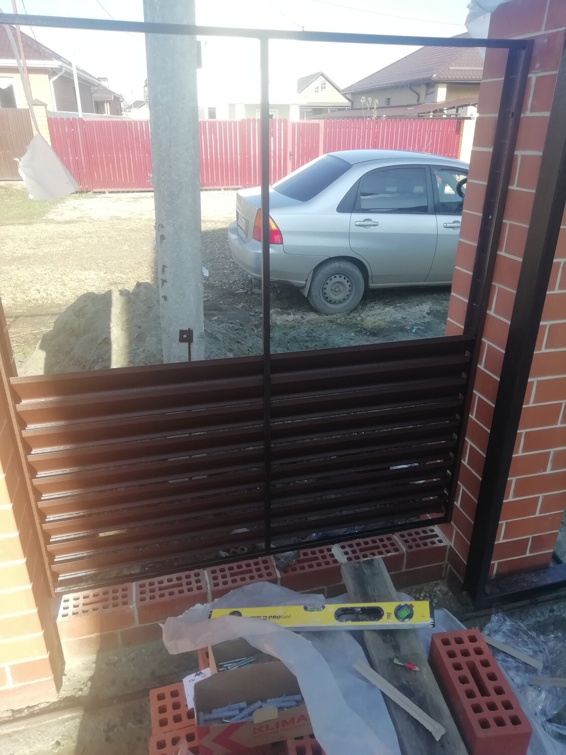 забор жалюзи дпк, забор под ключ, lada priora, забор, серая лада